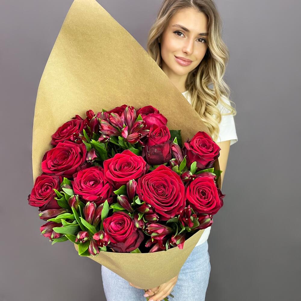 Букет «Стрелиция» – гармония из красных роз и белых альстромерий  Вытегра Вологодская область