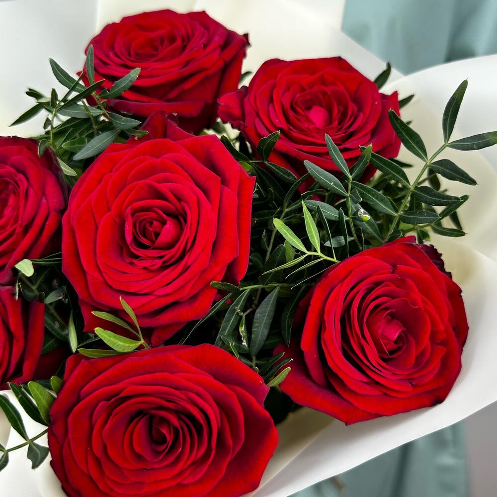 Букет «Гранатовый» из красных роз в роскошной упаковке Вытегра Вологодская область