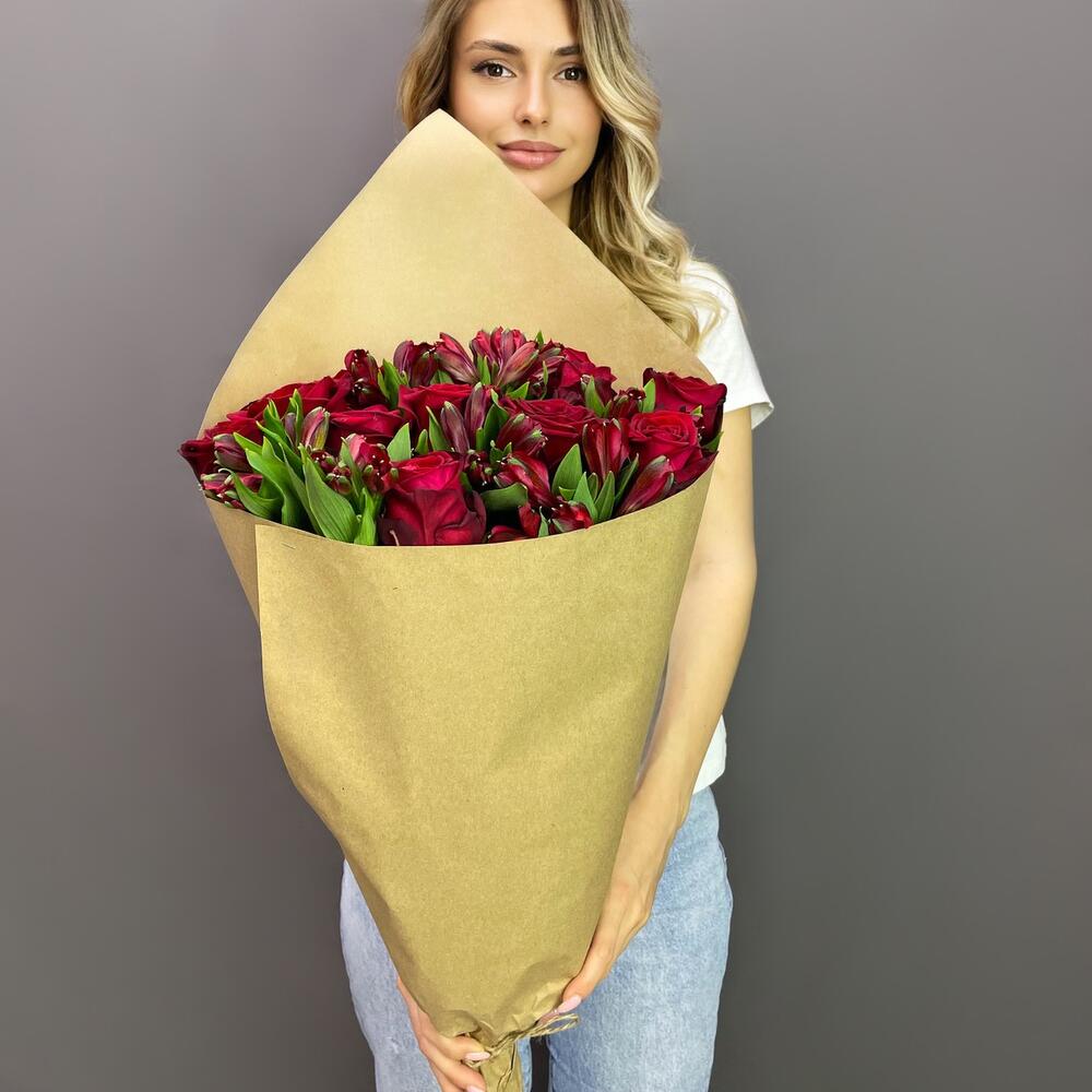 Букет «Стрелиция» – гармония из красных роз и белых альстромерий  Вытегра Вологодская область