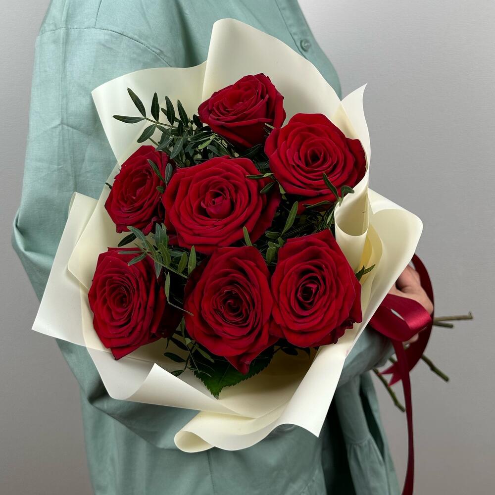 Букет «Гранатовый» из красных роз в роскошной упаковке Вытегра Вологодская область