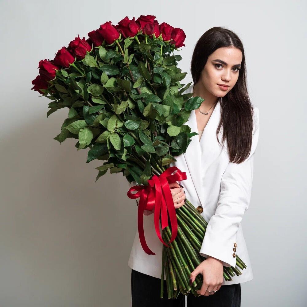 Роскошный букет из 51 красной розы – воплощение безграничной любви Вытегра Вологодская область