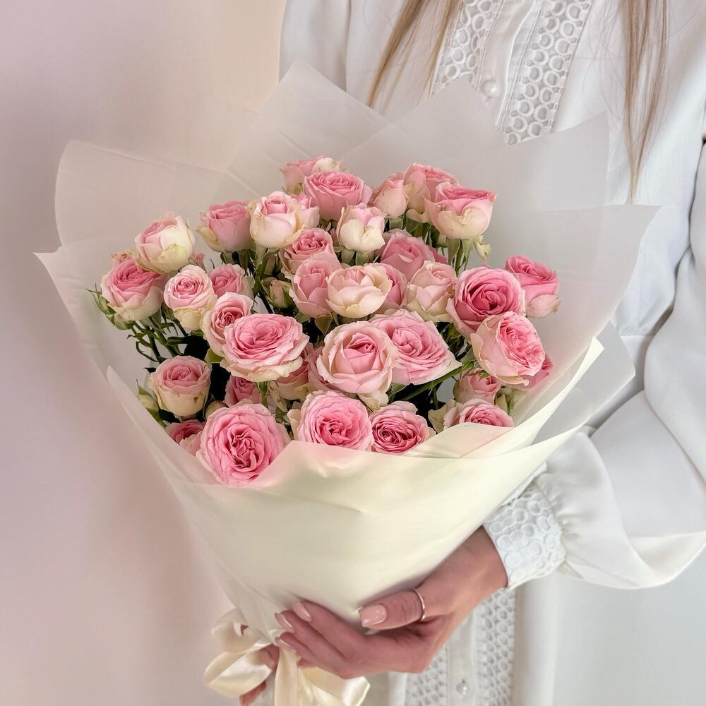 Букет «Нежный аромат» – пышные розовые кустовые розы в элегантной упаковке Вытегра Вологодская область