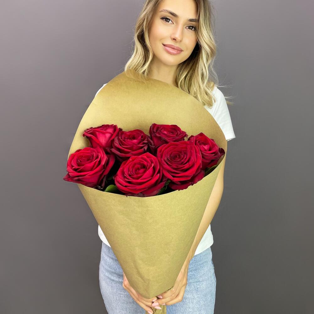 Букет из 7 красных роз в крафте – страсть в стильной упаковке Вытегра Вологодская область