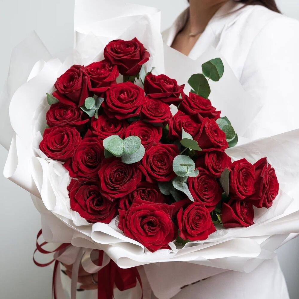 Роскошный букет из 25 красных роз с эвкалиптом – королевский подарок  Вытегра Вологодская область