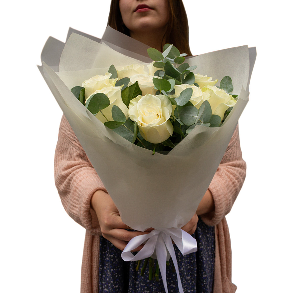 Элегантный букет из 9 белых роз с эвкалиптом – воплощение совершенства Вытегра Вологодская область