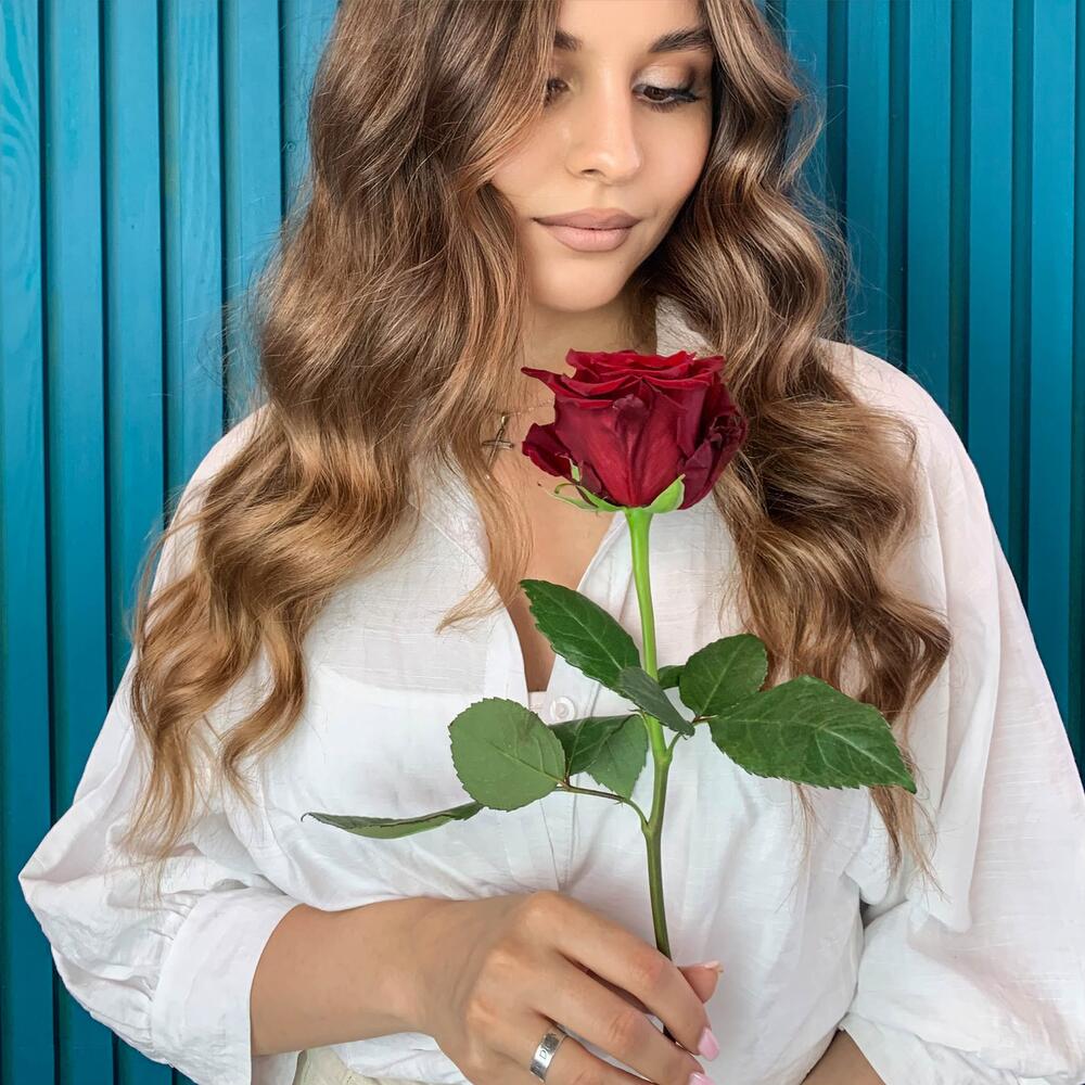 Комплимент из красной эквадорской розы – минимализм роскоши Вытегра Вологодская область