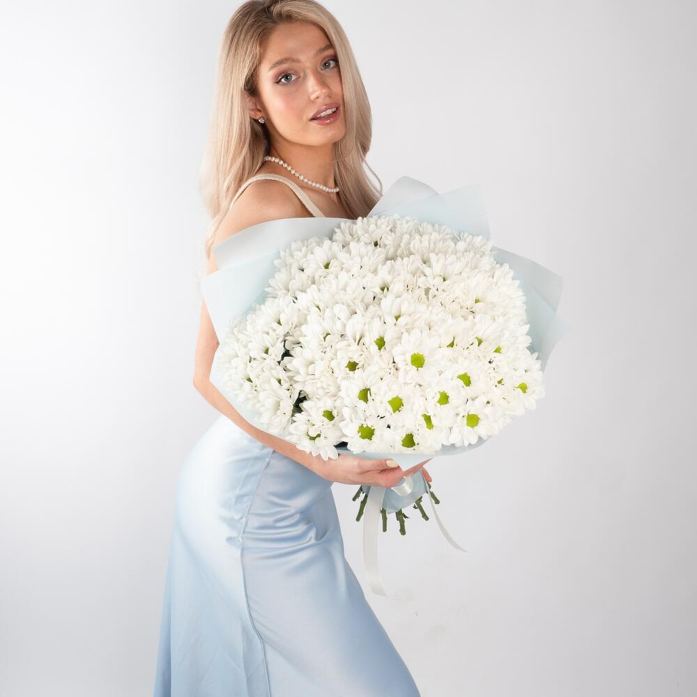 Букет «Ромашковое чудо» – летнее настроение в белых хризантемах Вытегра Вологодская область