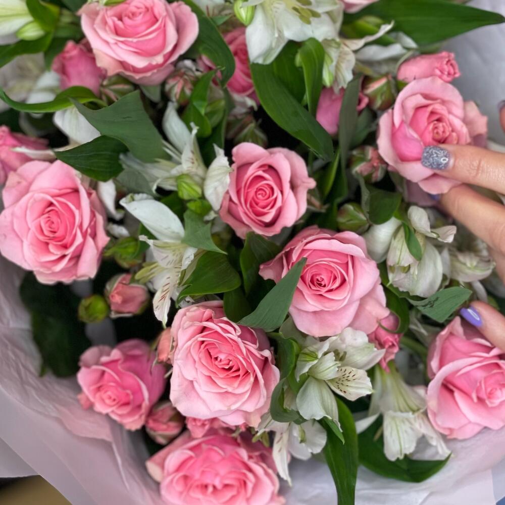 Букет «Розовый фламинго» – нежность розовых кустовых роз и белых альстромерий Вытегра Вологодская область