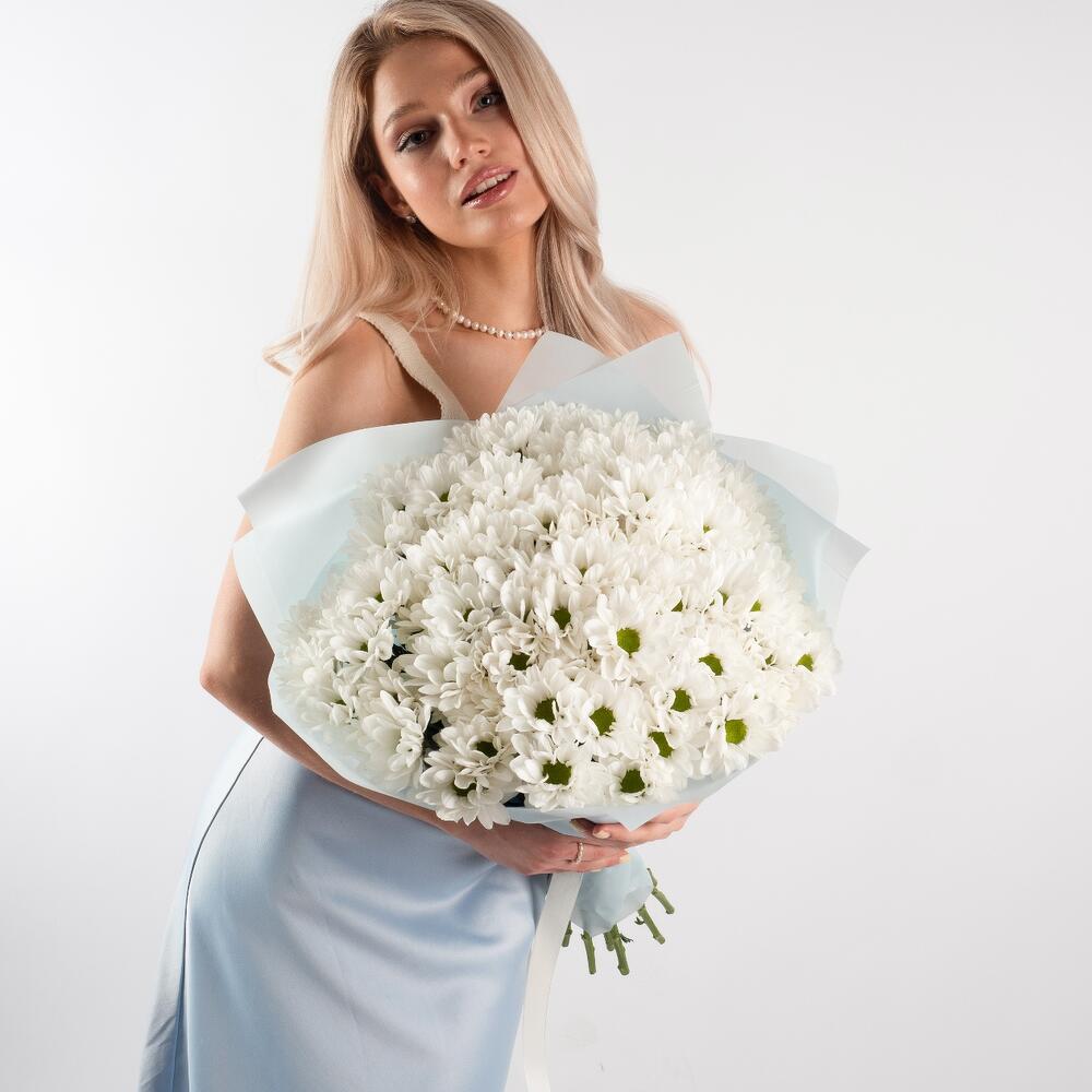 Букет «Ромашковое чудо» – летнее настроение в белых хризантемах Вытегра Вологодская область
