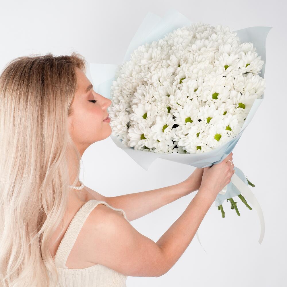 Букет «Ромашковое чудо» – летнее настроение в белых хризантемах Вытегра Вологодская область