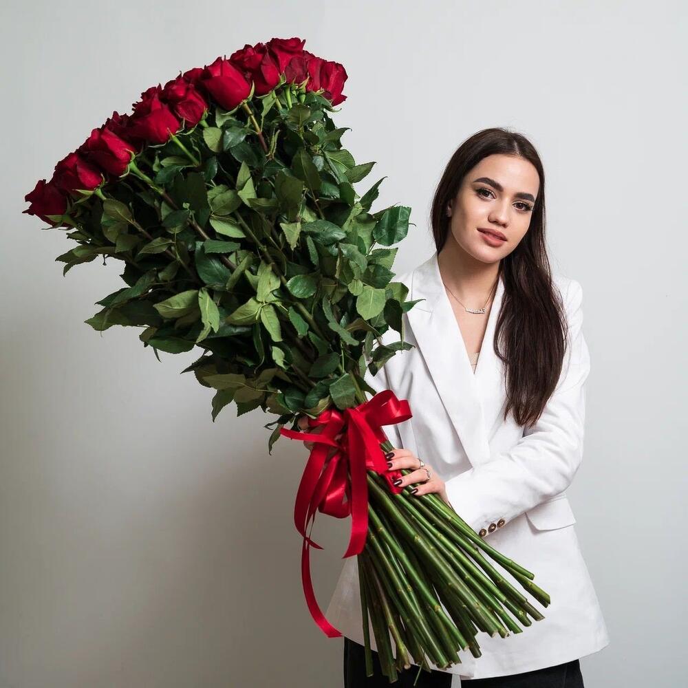 Роскошный букет из 51 красной розы – воплощение безграничной любви Вытегра Вологодская область