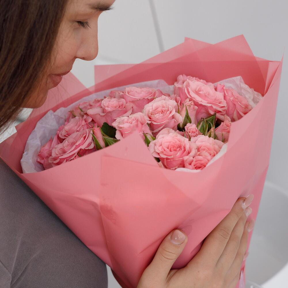 Букет из 9 розовых кустовых роз – нежность в каждом лепестке Вытегра Вологодская область