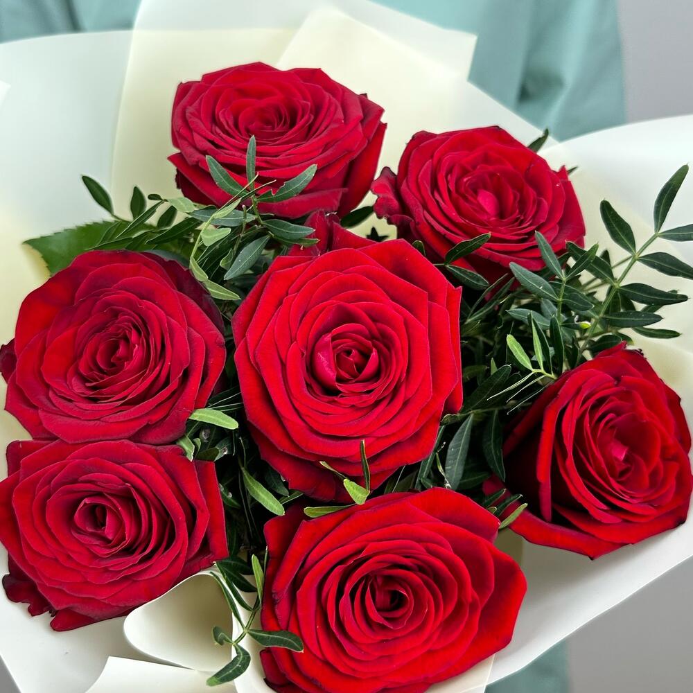 Букет «Гранатовый» из красных роз в роскошной упаковке Вытегра Вологодская область