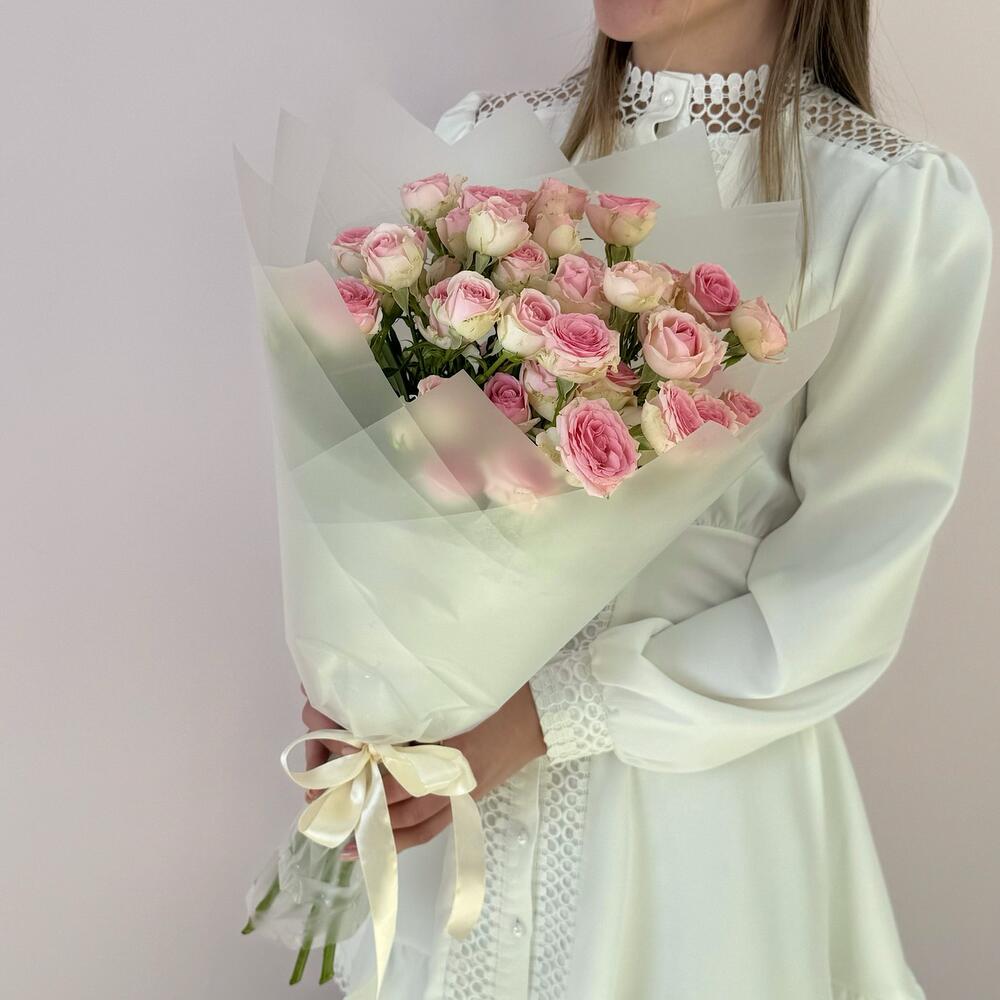 Букет «Нежный аромат» – пышные розовые кустовые розы в элегантной упаковке Вытегра Вологодская область