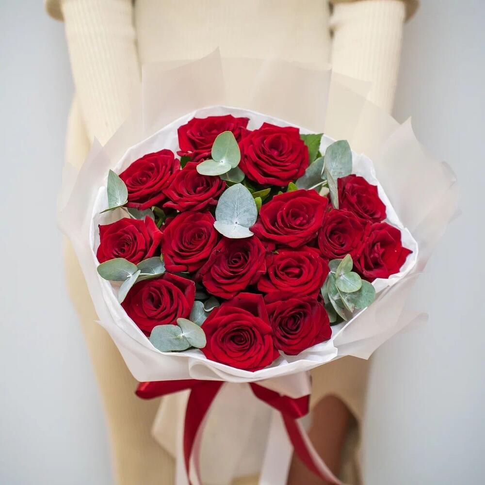 Элегантный букет из 15 красных роз с эвкалиптом – символ страсти и нежности Вытегра Вологодская область