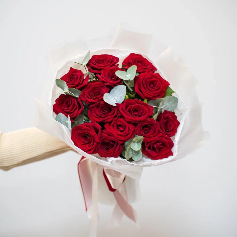 Элегантный букет из 15 красных роз с эвкалиптом – символ страсти и нежности Вытегра Вологодская область