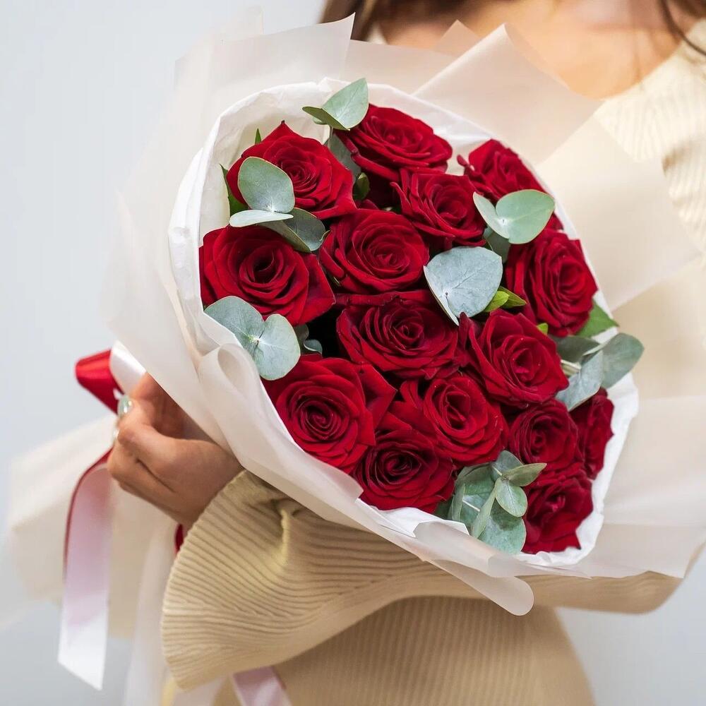 Элегантный букет из 15 красных роз с эвкалиптом – символ страсти и нежности Вытегра Вологодская область
