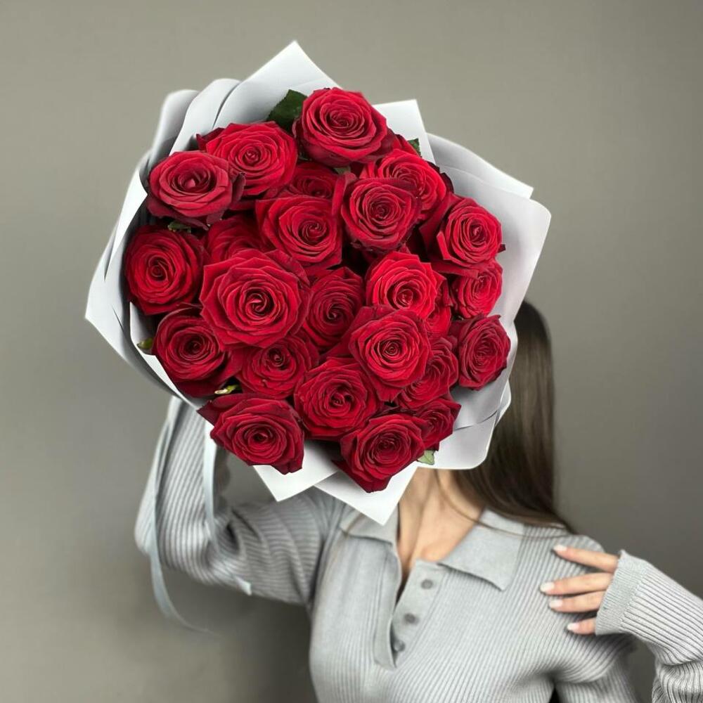 «Королевский бархат» – 25 роскошных красных роз из Эквадора  Вытегра Вологодская область