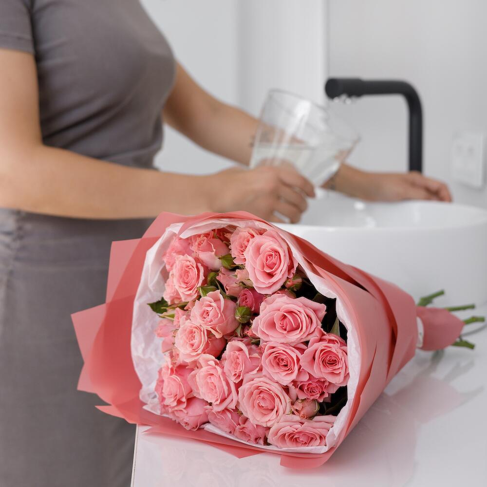 Букет из 9 розовых кустовых роз – нежность в каждом лепестке Вытегра Вологодская область