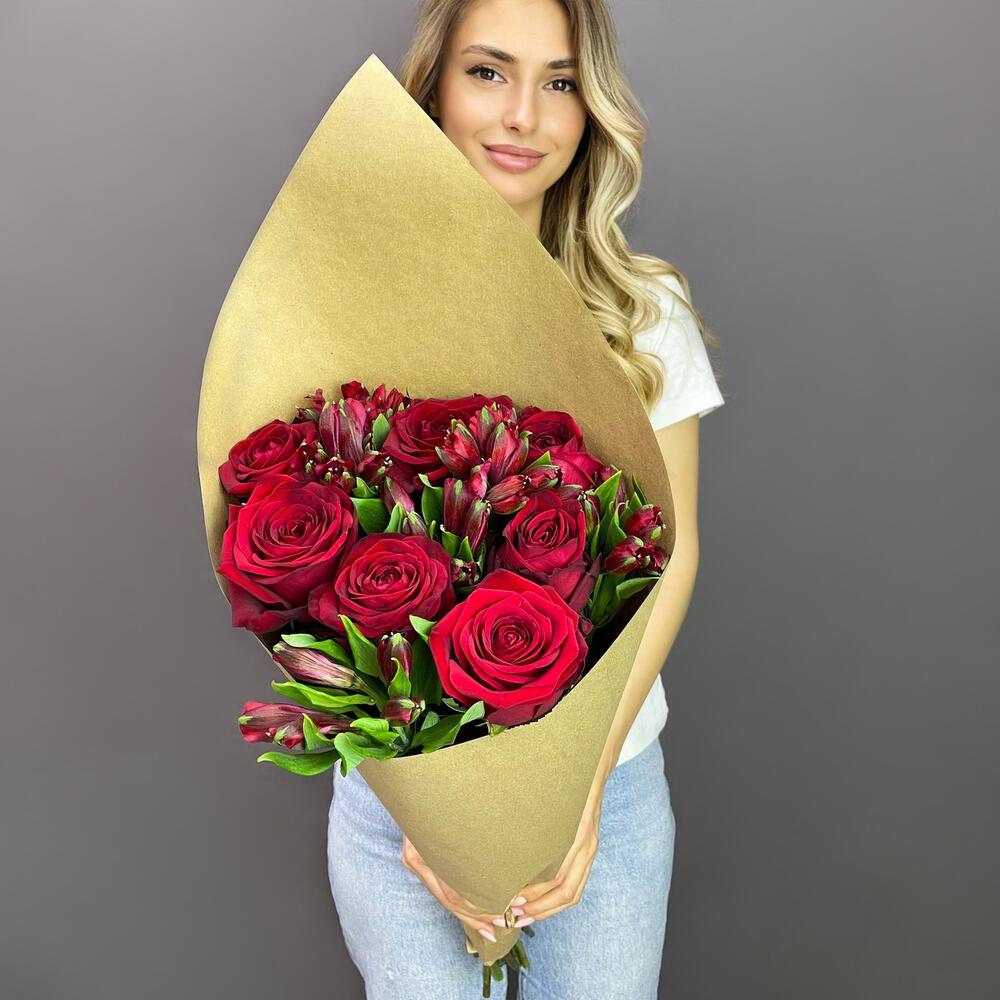 Букет «Страсть» – гармония красных роз и нежных альстромерий Вытегра Вологодская область