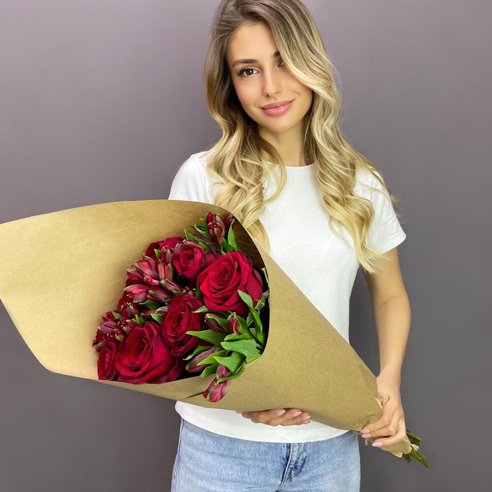 Букет «Страсть» – гармония красных роз и нежных альстромерий Вытегра Вологодская область