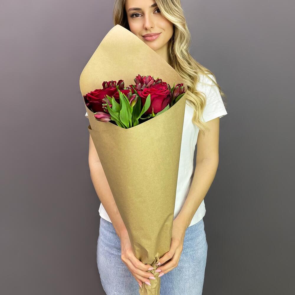 Букет «Страсть» – гармония красных роз и нежных альстромерий Вытегра Вологодская область