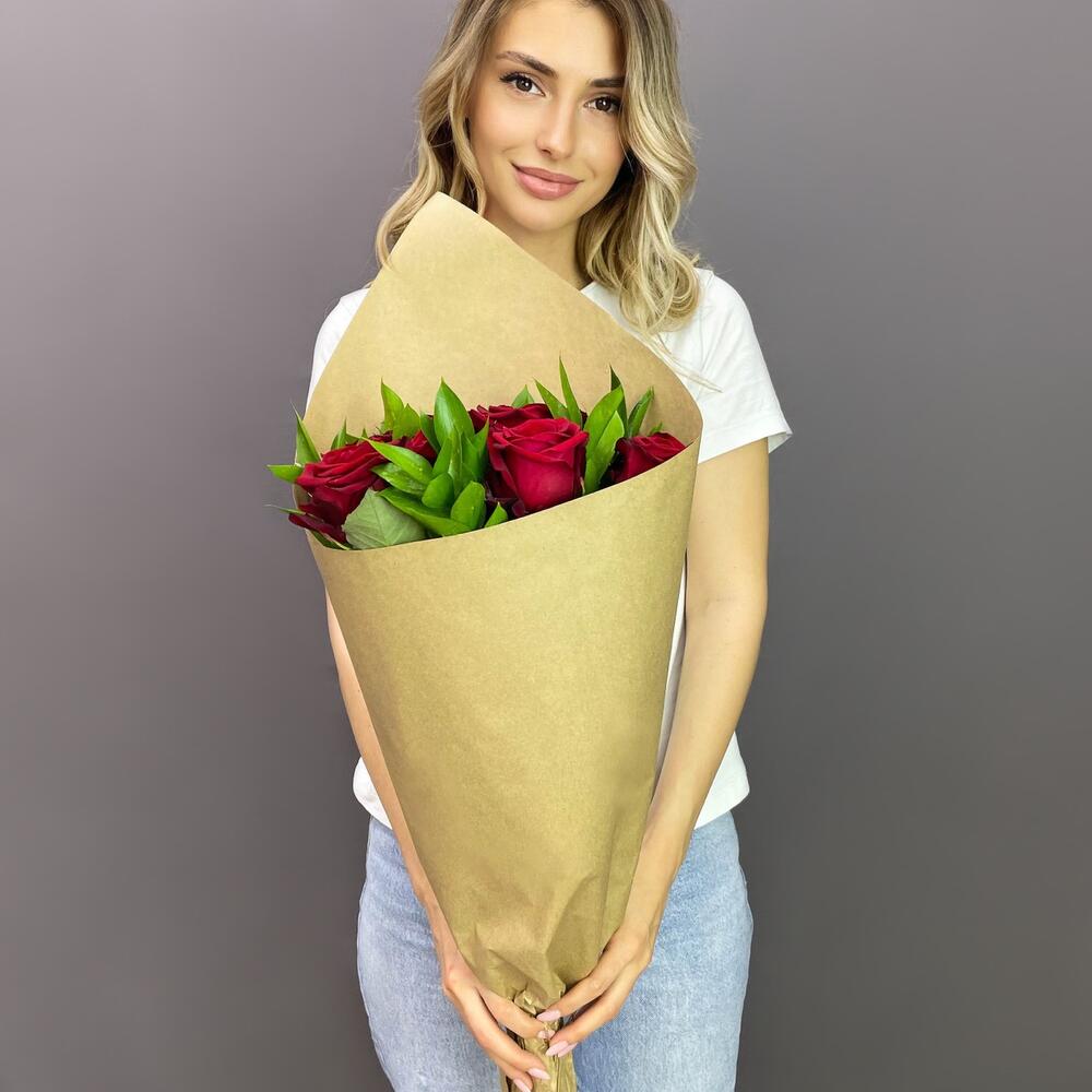Букет из красных роз с рускусом в крафтовой упаковке – классика с изюминкой Вытегра Вологодская область
