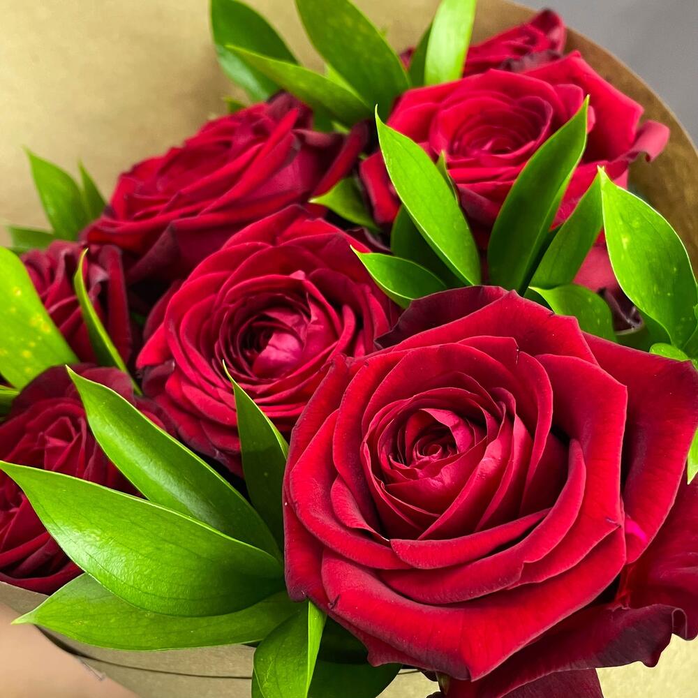 Букет из красных роз с рускусом в крафтовой упаковке – классика с изюминкой Вытегра Вологодская область
