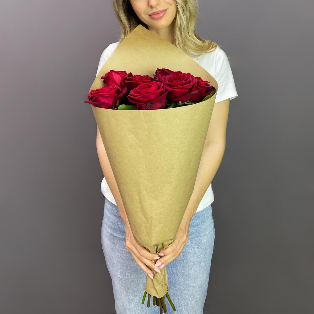 Букет из 7 красных роз в крафте – страсть в стильной упаковке Вытегра Вологодская область