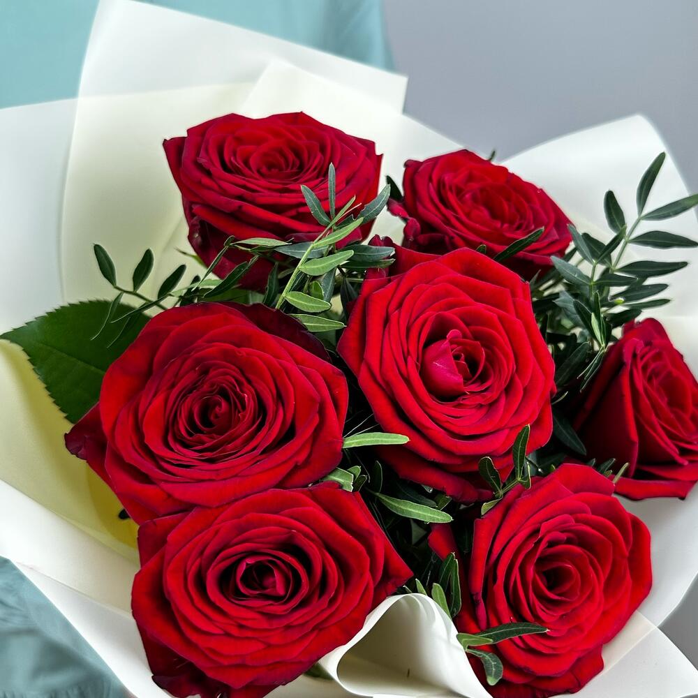 Букет «Гранатовый» из красных роз в роскошной упаковке Вытегра Вологодская область