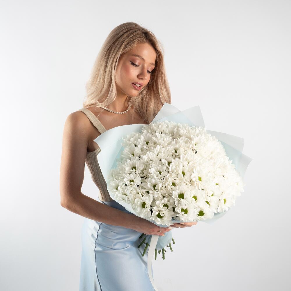 Букет «Ромашковое чудо» – летнее настроение в белых хризантемах Вытегра Вологодская область
