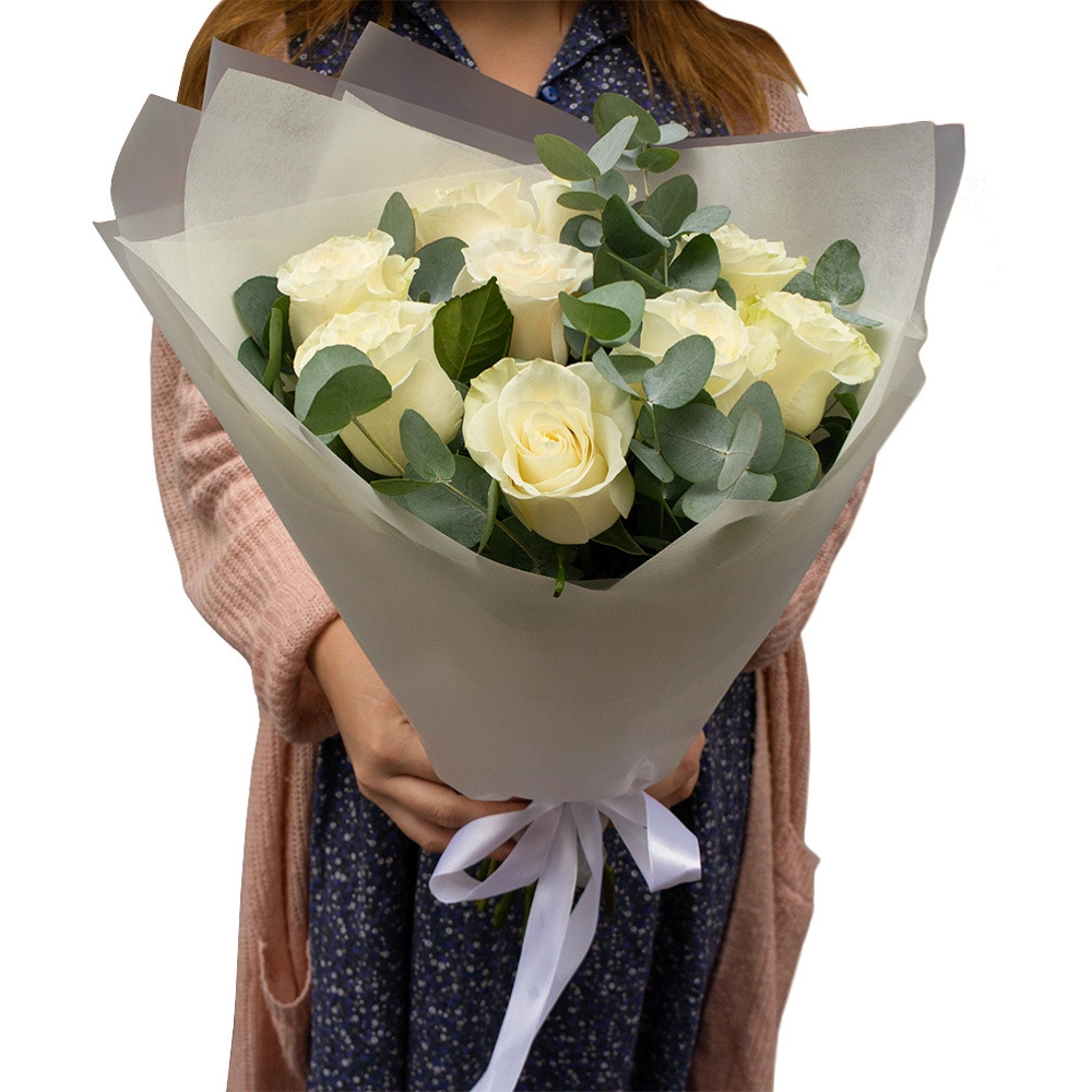 Элегантный букет из 9 белых роз с эвкалиптом – воплощение совершенства Вытегра Вологодская область