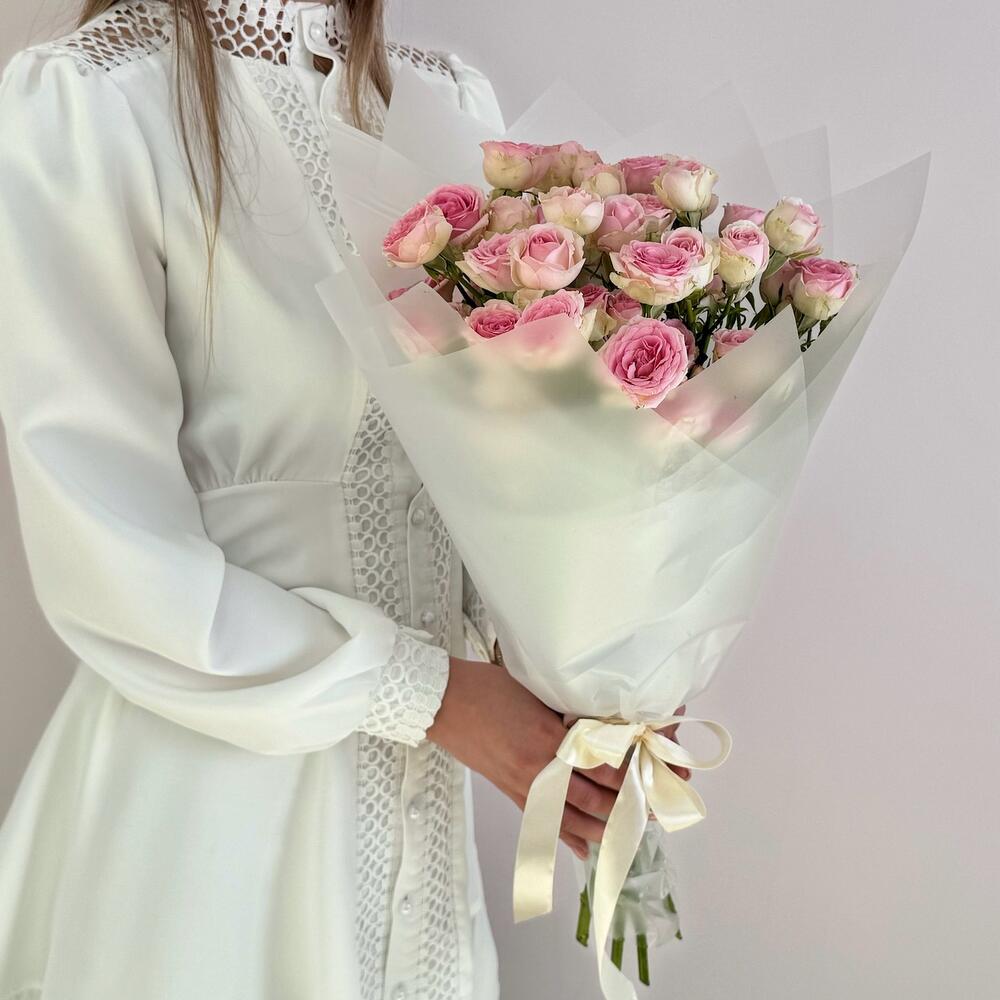 Букет «Нежный аромат» – пышные розовые кустовые розы в элегантной упаковке Вытегра Вологодская область