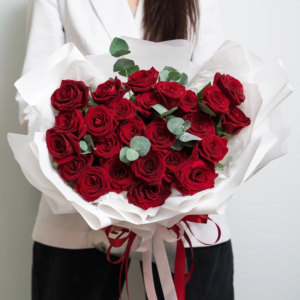 Роскошный букет из 25 красных роз с эвкалиптом – королевский подарок  Вытегра Вологодская область